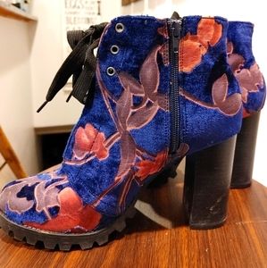NWOT Velvet spring boots